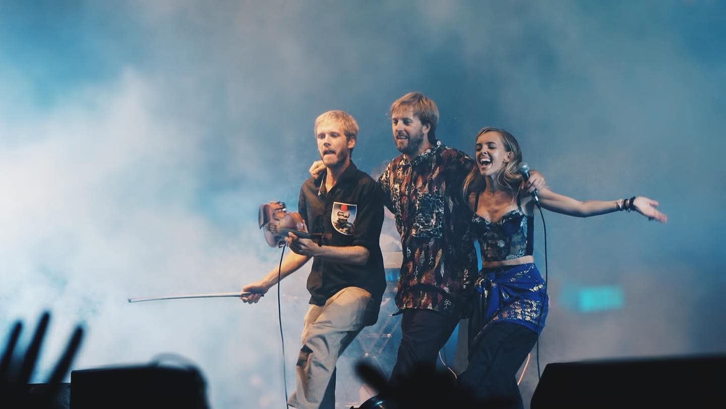 artistas en el escenario