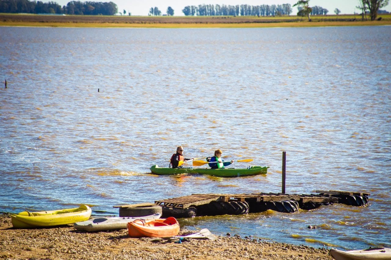 dos personas en kayak