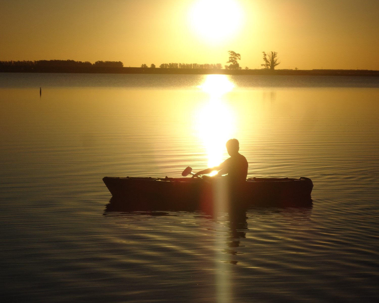 niño en kayak 2026